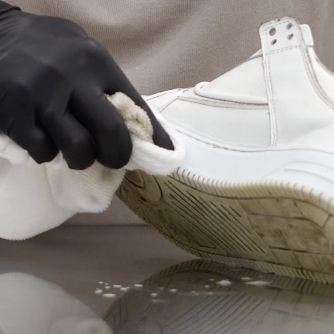 Mit dieser Anleitung wird deine Sneaker Sohle wieder strahlend sauber